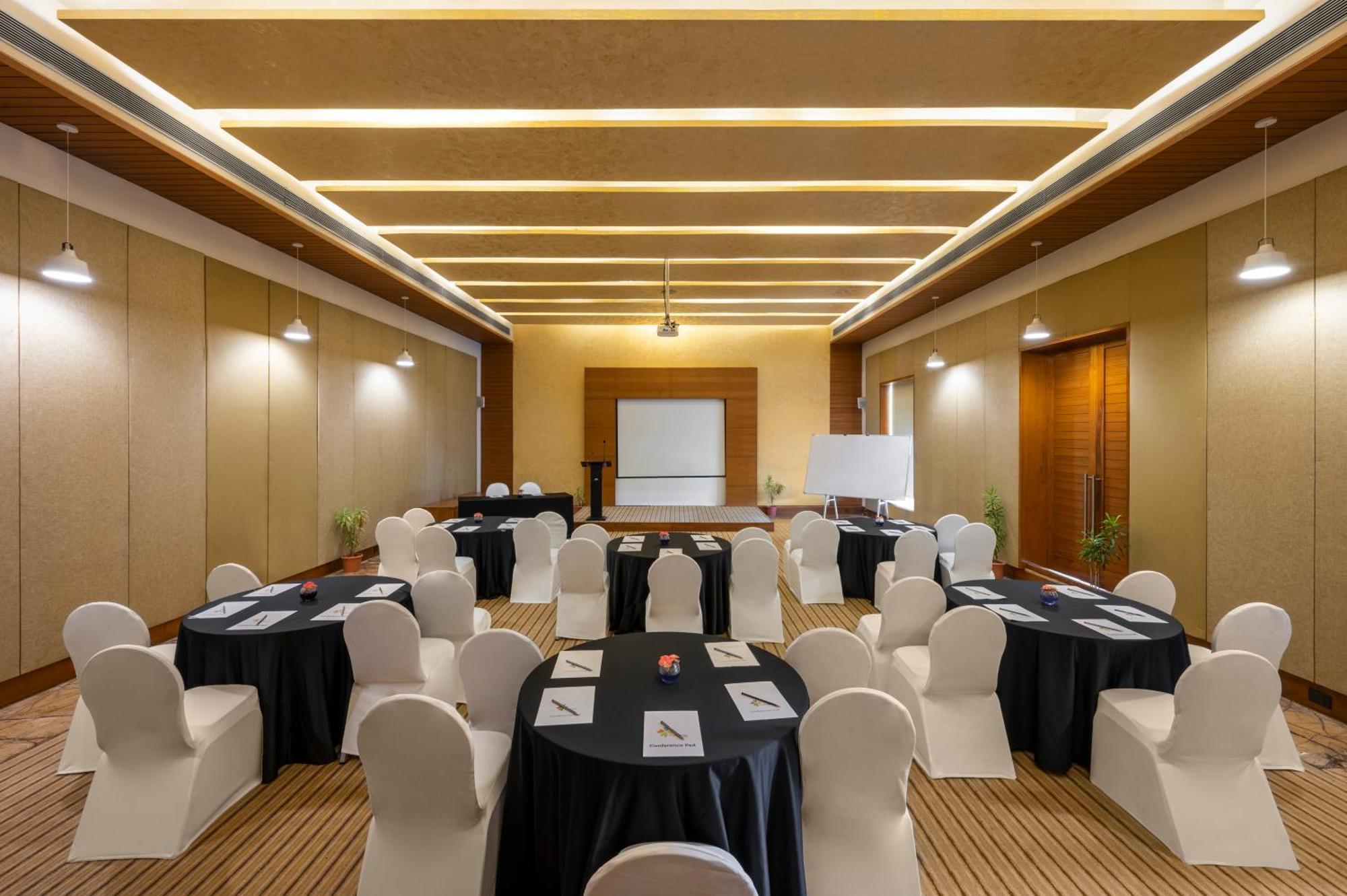 Club Mahindra Kensville Ahmedabad Exterior foto